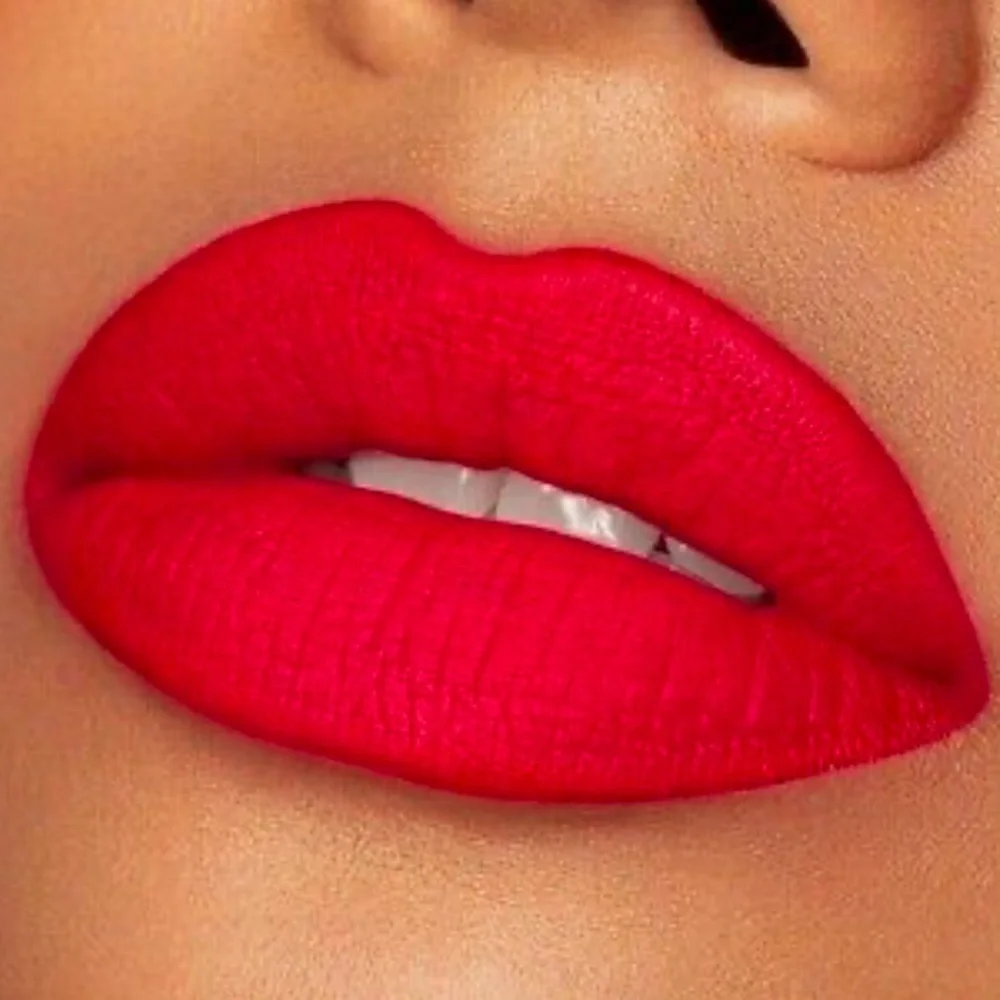 Jaclyn Lip Liner in Vibrant Red